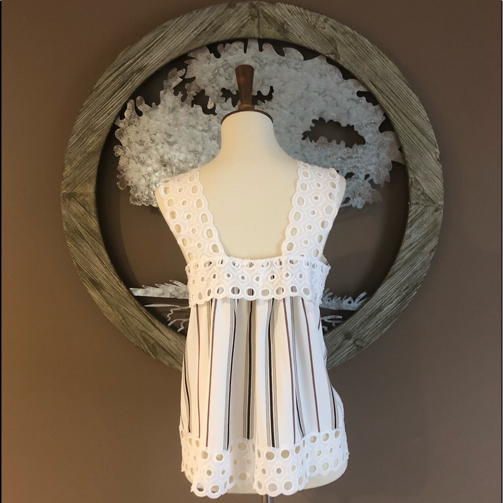 ๐ Eyelet Trimmed Top ๐ค - Picture 2 of 4
